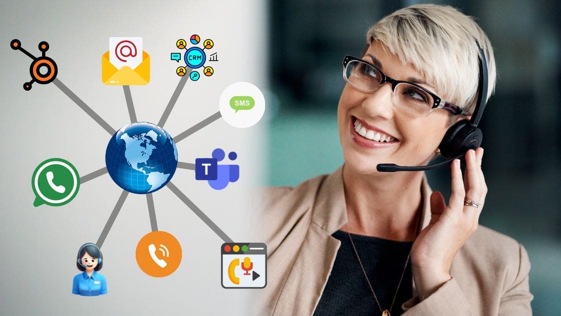 Mulher profissional headset sorrindo ao lado diagrama soluções omnichannel: globo terrestre conectado WhatsApp, email, SMS, Microsoft Teams, chamadas telefônicas, chatbot, automação - integração contact center comunicação multicanal