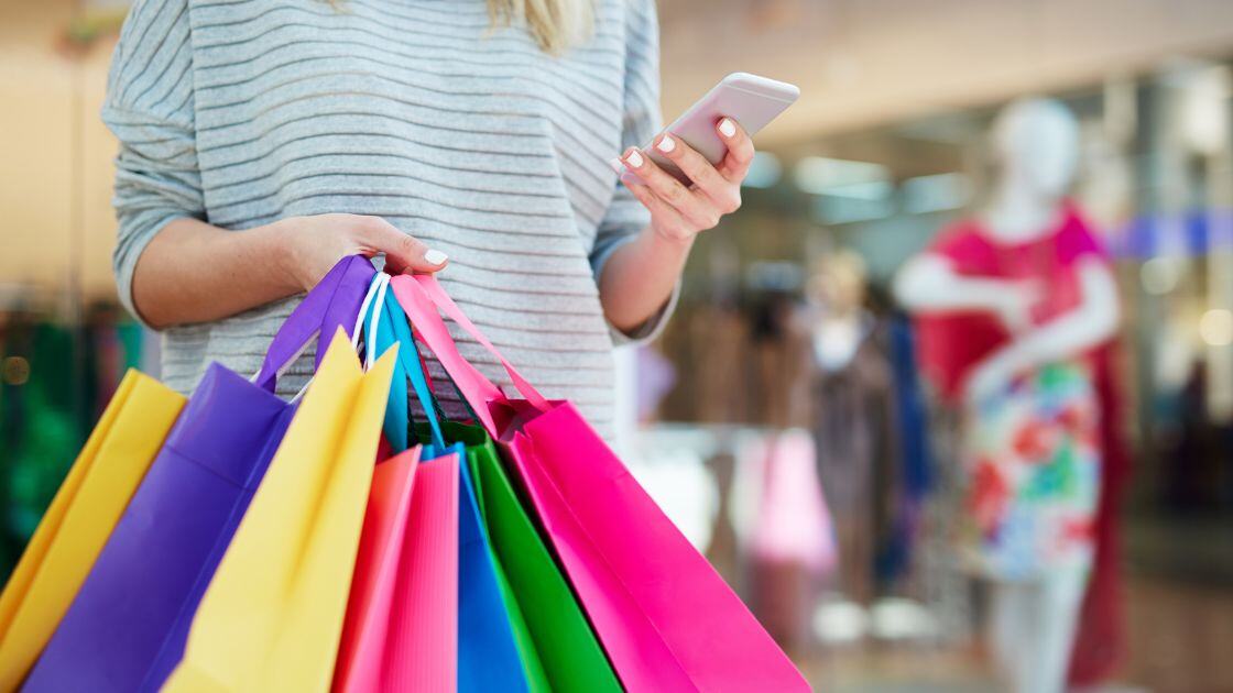 Frau erhält Werbung aus ihrem Lieblingsshop per Textnachricht - SMS