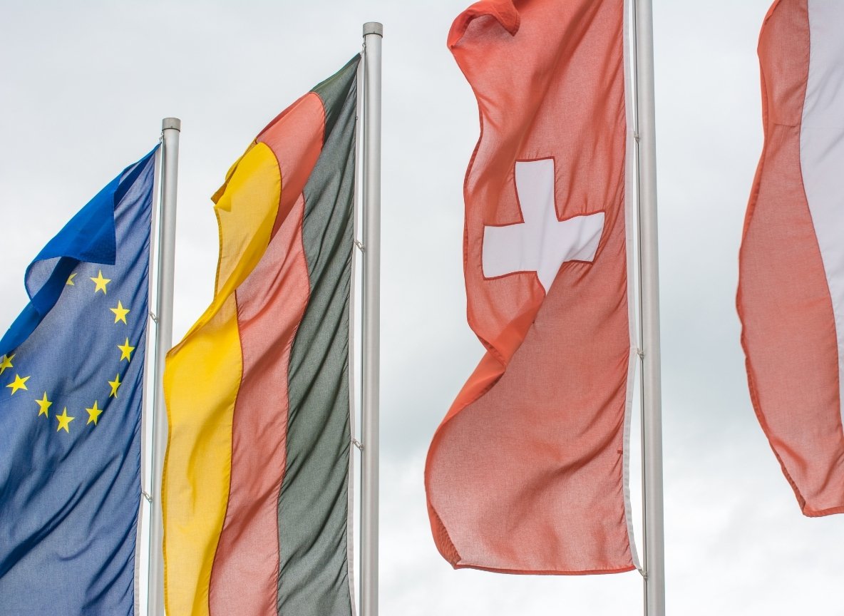 Schweizer und deutsche Flagge symbolisieren regionale Unterschiede bei 0800-Nummern im DACH-Raum