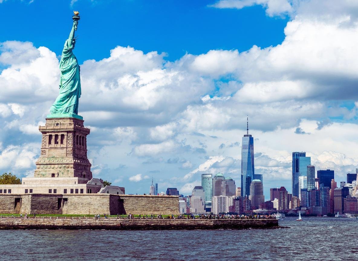 Estátua da Liberdade e skyline de Manhattan em Nova York, EUA